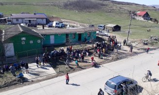 Îmbulzeală la Pata Rât pentru pachetele de la Primărie. Oamenii au uitat de reguli şi distanţare socială