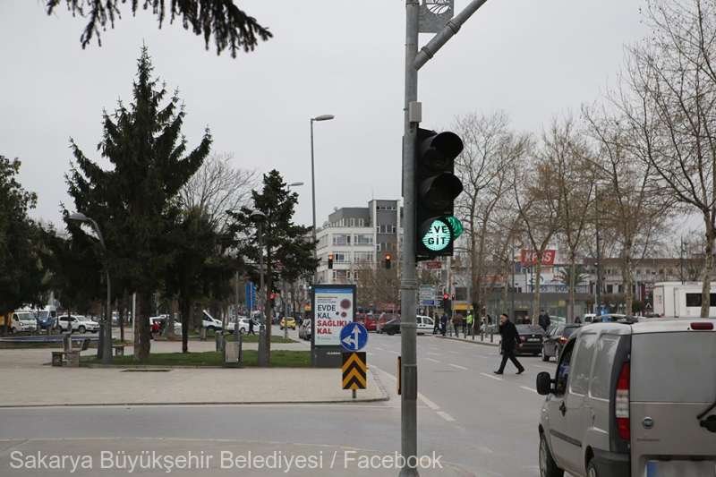 Semafoare care te protejează de coronavirus. "Rămâneţi acasă" scrie pe lumina roşie, iar pe cea verde "mergeţi acasă"