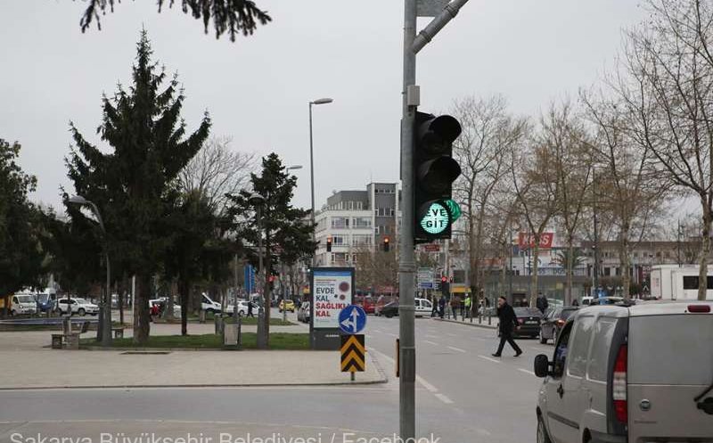 Semafoare care te protejează de coronavirus. "Rămâneţi acasă" scrie pe lumina roşie, iar pe cea verde "mergeţi acasă"
