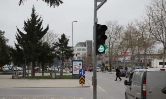 Semafoare care te protejează de coronavirus. "Rămâneţi acasă" scrie pe lumina roşie, iar pe cea verde "mergeţi acasă"