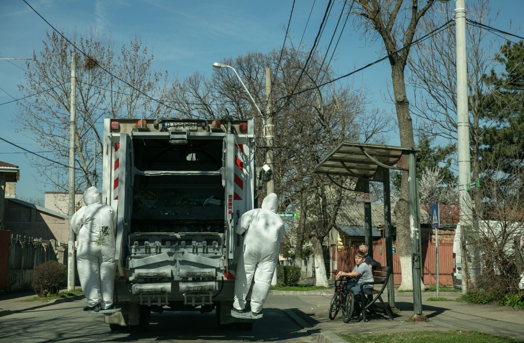 Angajaţii din salubritate se expun coronaviruslui 12 ore pe zi, pentru ca noi să avem străzile curate
