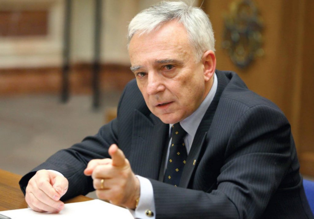 Isărescu: românii au retras numerar aproape 1 miliard de euro