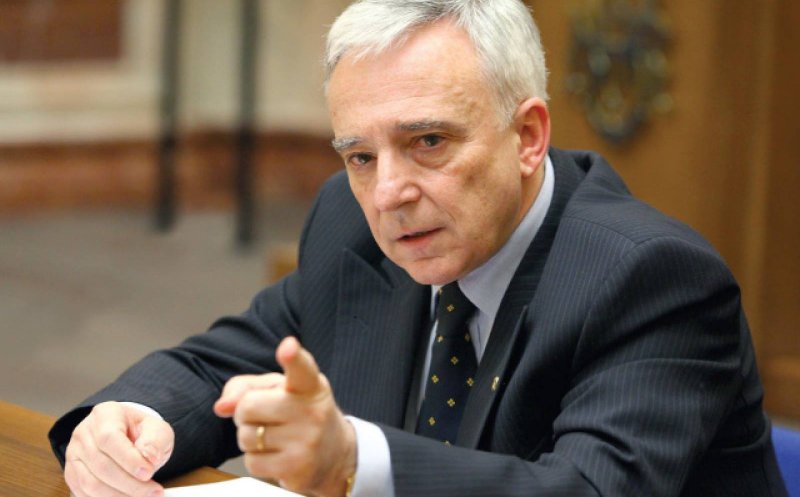 Isărescu: românii au retras numerar aproape 1 miliard de euro