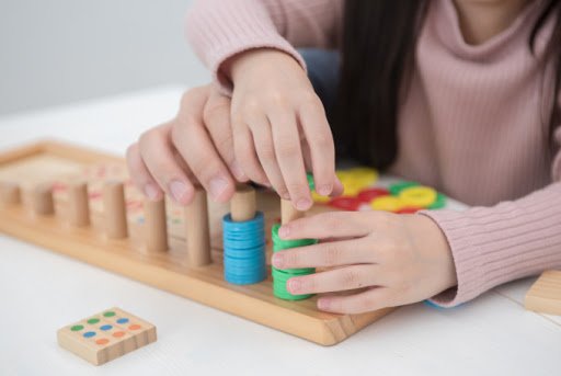 Legea prin care părinții primesc până la 700 de lei pentru bone a fost promulgată. Care sunt condițiile