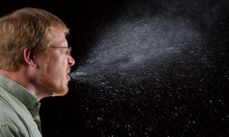 Studiu: De la ce distanţă microbii nu mai sunt o ameninţare? E nevoie de revizuirea urgentă a recomandărilor