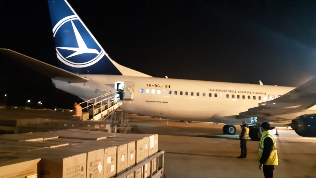 TAROM, în lupta împotriva COVID-19. Nouă tone de echipamente medicale din China au ajuns aseară în ţară