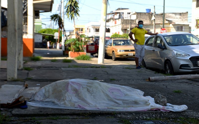 Imagini terifiante din oraşul în care trupurile oamenilor morţi de COVID-19 sunt abandonate pe străzi