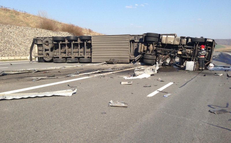 TIR răsturnat pe Autostrada Transilvania. Trafic blocat parțial pe ambele sensuri