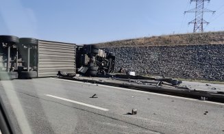 TIR răsturnat pe Autostrada Transilvania. Trafic blocat pe un sens