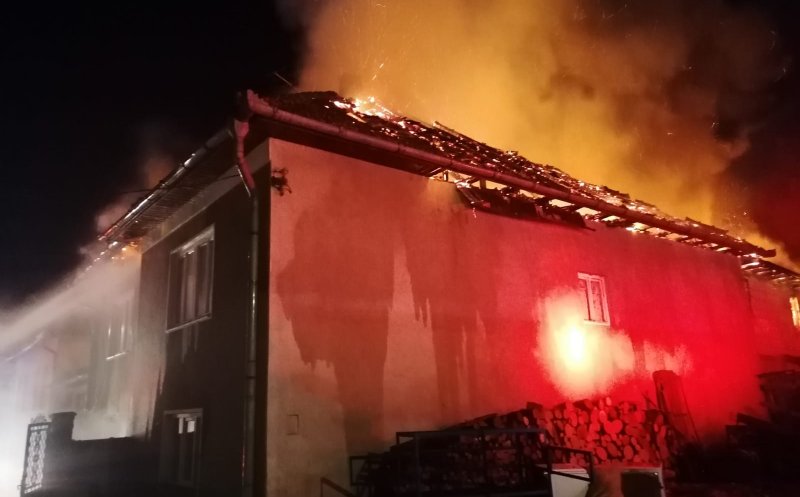 Incendiu puternic dis-de-dimineață la Cluj. Un bărbat a fost transportat la spital