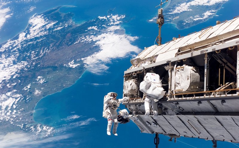 Cum să-ţi uşurezi viaţa în carantină. Sfaturile unor astronauți care au stat sute de zile în spaţiu
