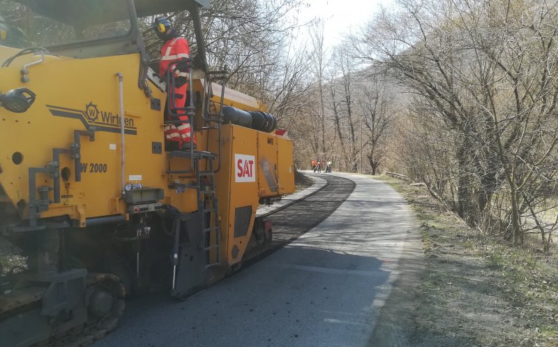 Lucrări pe un drum de munte, limită cu judeţul Alba