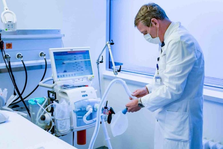 Primele aparate de ventilaţie mecanică marca Formula 1 Mercedes ajung în spitale săptămâna aceasta