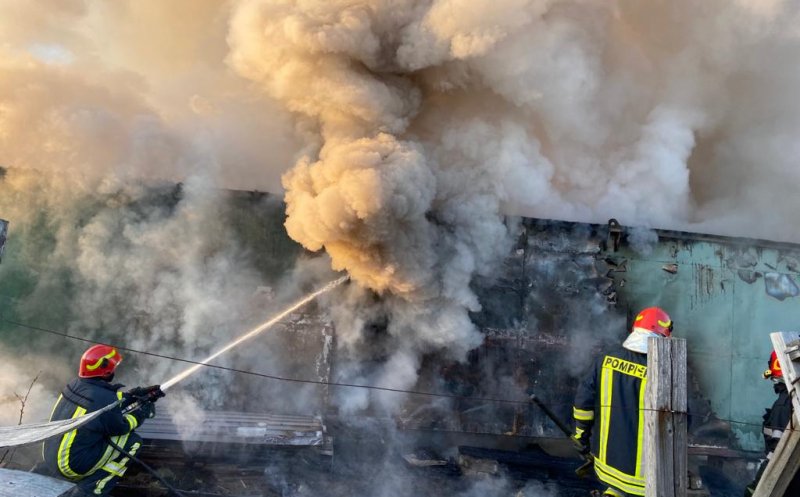 Incendiu la o casă de vară din Chinteni. Cineva a dat foc vegetației