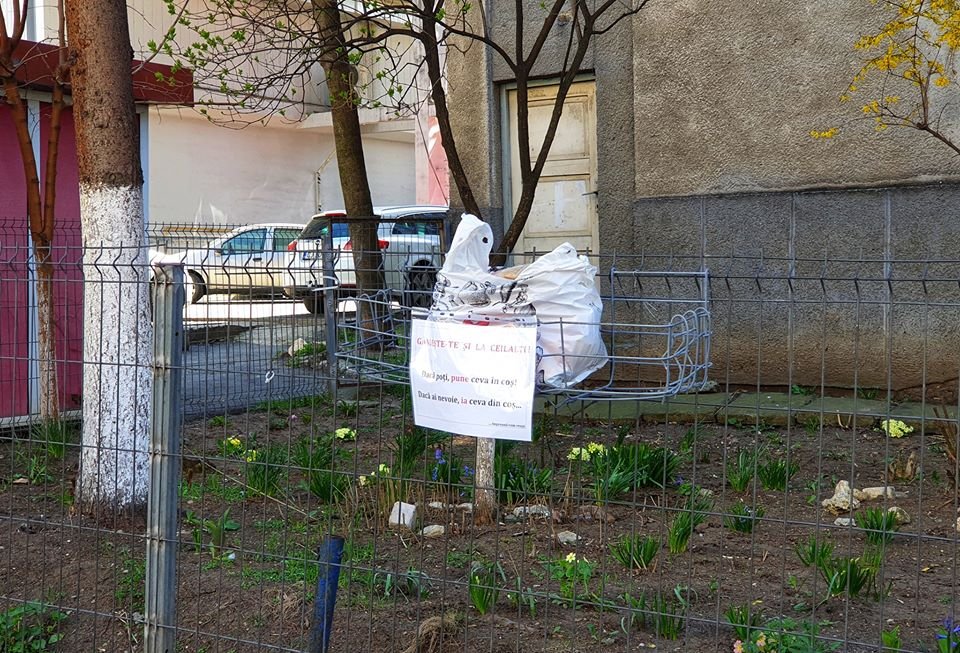 Clujean cu suflet mare! A pus un coş cu alimente pe stradă pentru nevoiaşi