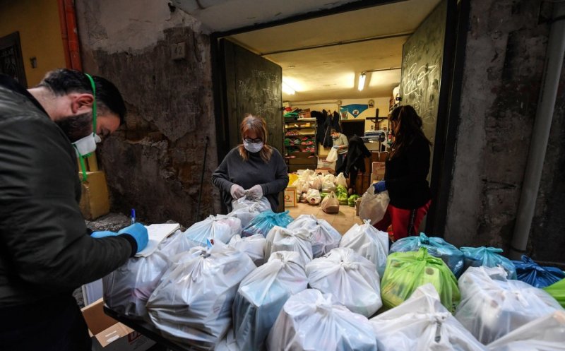 Coadă de un kilometru la un centru de distribuţie de alimente gratuite. „Am şase copii şi este greu cu mâncarea"
