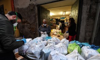 Coadă de un kilometru la un centru de distribuţie de alimente gratuite. „Am şase copii şi este greu cu mâncarea"