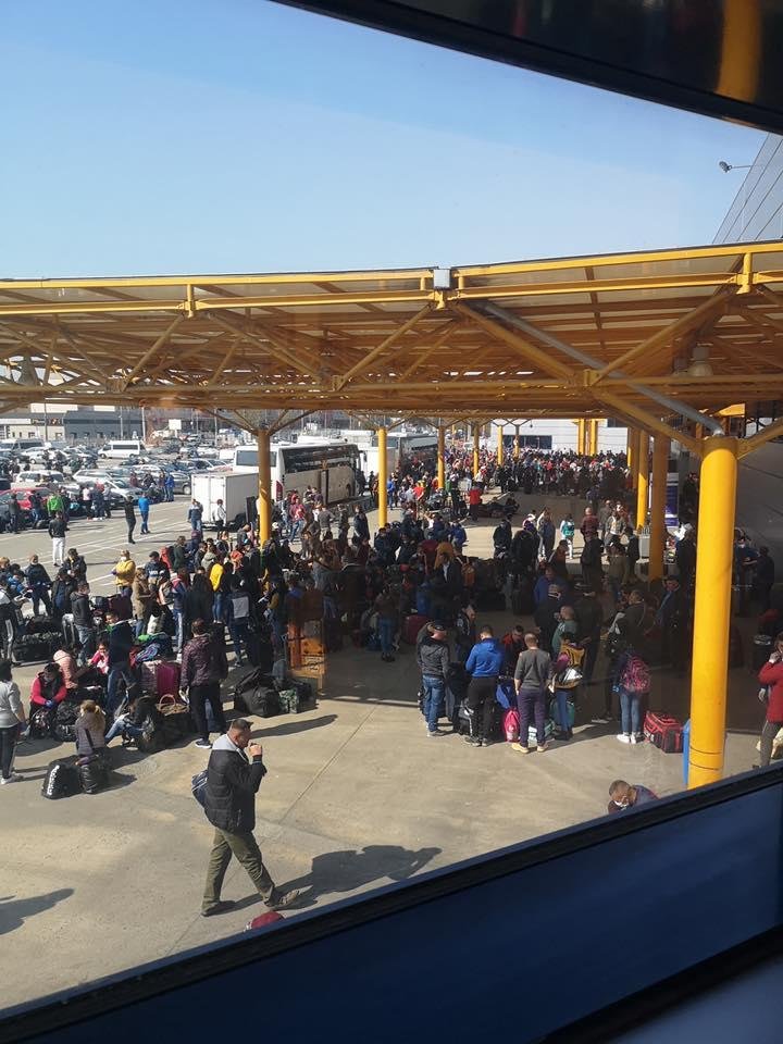 Ministrul Transporturilor a cerut verificarea modului în care au fost făcute transporturile rutiere cu muncitori către aeroportul din Cluj