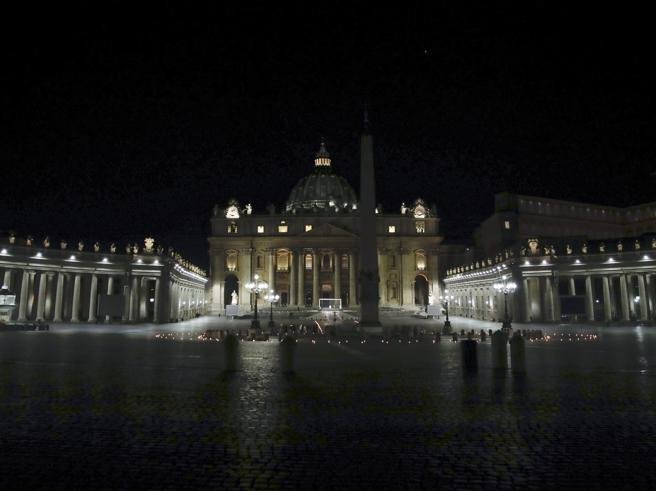 Papa Francisc, o procesiune fără precedent a Drumului Crucii în piaţa goală a Bazilicii Sfântul Petru