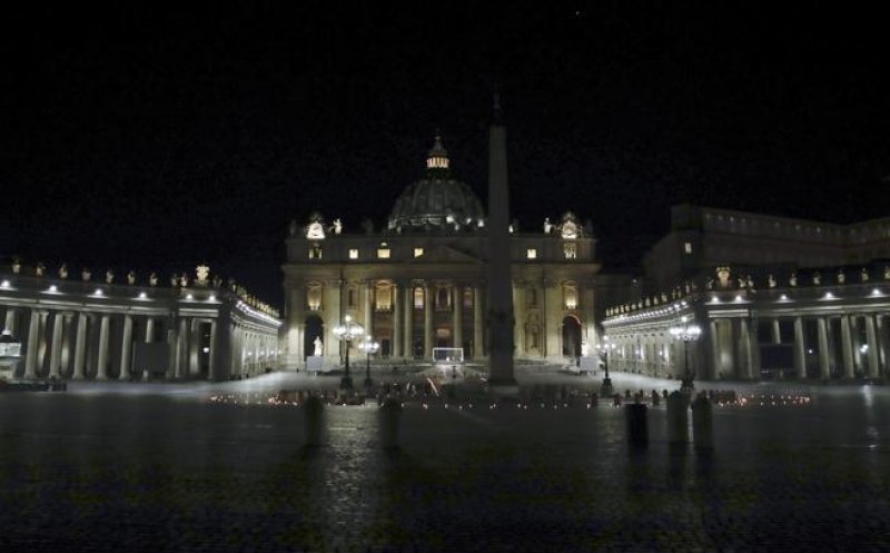 Papa Francisc, o procesiune fără precedent a Drumului Crucii în piaţa goală a Bazilicii Sfântul Petru