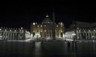 Papa Francisc, o procesiune fără precedent a Drumului Crucii în piaţa goală a Bazilicii Sfântul Petru