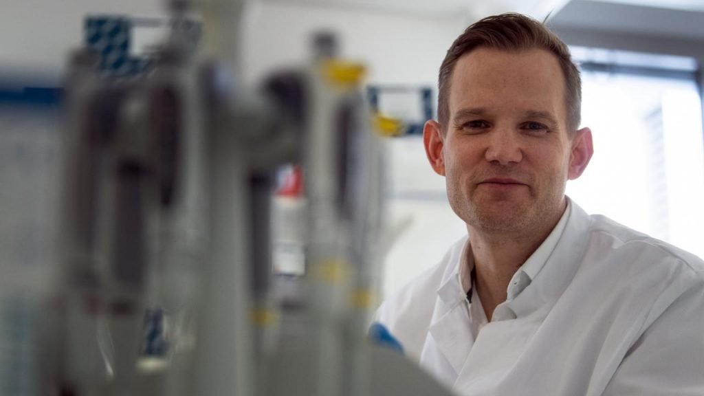 Virolog german: „Riscul de a lua coronavirus la cumpărături este foarte mic”