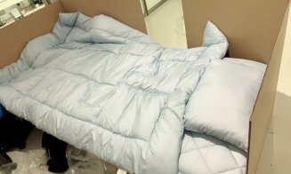 Paturi din carton în aeroport pentru călătorii care aşteaptă rezultatele testelor pentru COVID-19