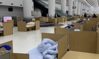 Paturi din carton în aeroport pentru călătorii care aşteaptă rezultatele testelor pentru COVID-19