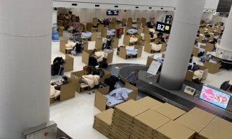 Paturi din carton în aeroport pentru călătorii care aşteaptă rezultatele testelor pentru COVID-19