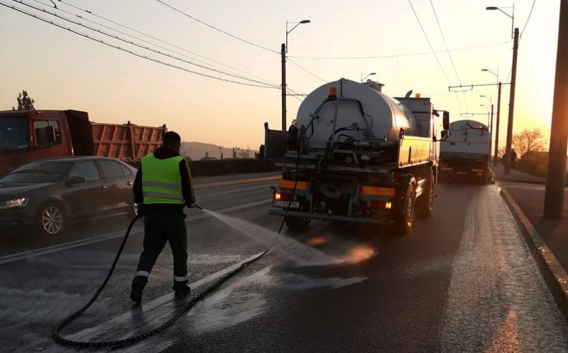 Continuă igienizarea străzilor și trotuarelor din Cluj-Napoca. Programul pentru următoarele două zile