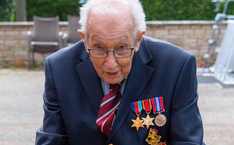 Un veteran de aproape 100 de ani a strâns donaţii în valoare de 3 milioane de lire sterline pentru sistemul medical britanic
