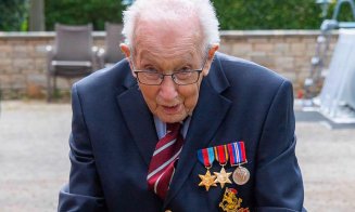 Un veteran de aproape 100 de ani a strâns donaţii în valoare de 3 milioane de lire sterline pentru sistemul medical britanic