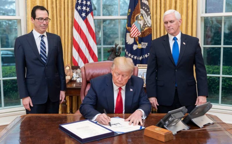 În an electoral, pe cecurile americanilor afectaţi de criza COVID-19 va apărea numele preşedintelui Trump