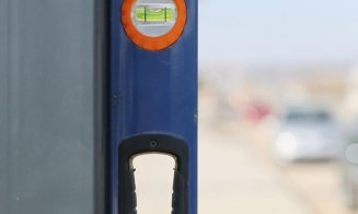 Turda își face stații de autobuz cu panouri fotovoltaice și porturi USB. Cum arată