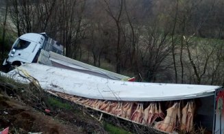 TIR cu carcase de porc, răsturnat între Căpușu Mare și Dumbrava, şoferul la spital