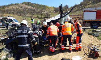 Cluj: Încă un șofer la spital! A ratat curba și s-a izbit cu mașina de un cap de pod