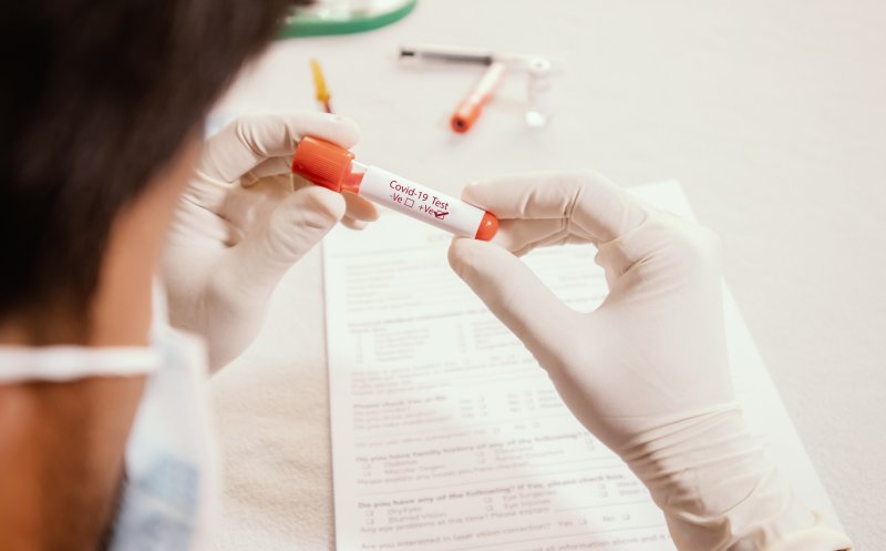 Ce ne aşteaptă din toamnă, dacă COVID-19 este un virus sezonier