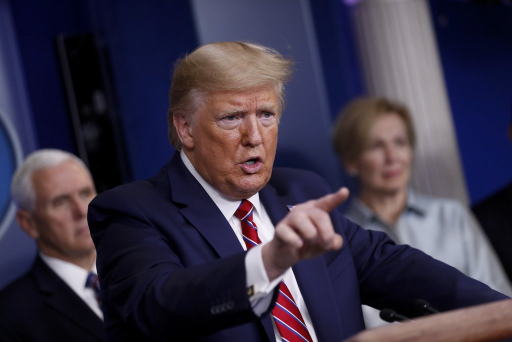 Câţi americani cred că Donald Trump a întârziat să ia măsuri decisive în faţa ameninţării coronavirusului