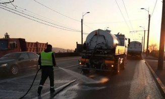 Străzile și trotuarele din Cluj-Napoca, spălate cu apă și detergent și de Paști