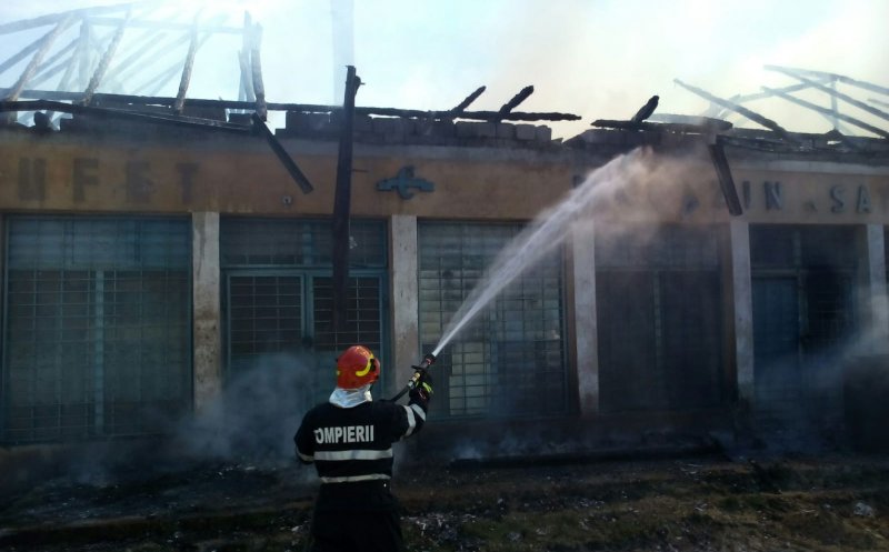 Un magazin sătesc, distrus de flăcările pornite de la o ardere de vegetaţie. Apelul pompierilor