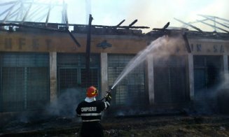 Un magazin sătesc, distrus de flăcările pornite de la o ardere de vegetaţie. Apelul pompierilor