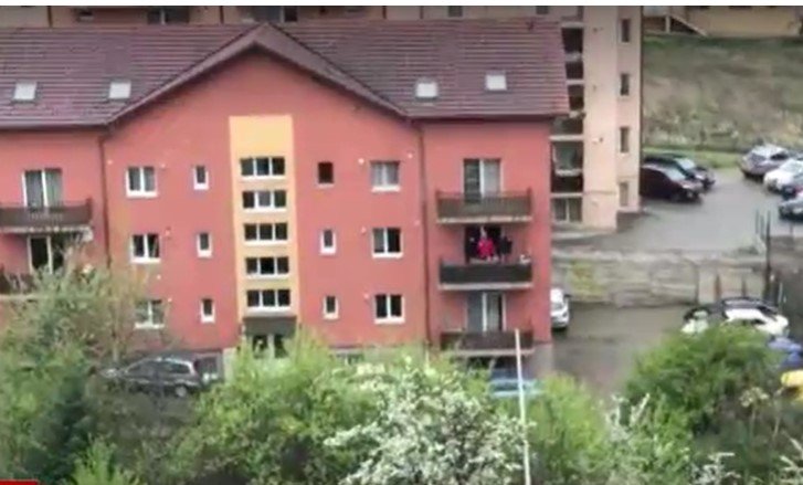 Un tânar clujean a încercat duminică să ridice moralul vecinilor dintr-un cartier din Cluj