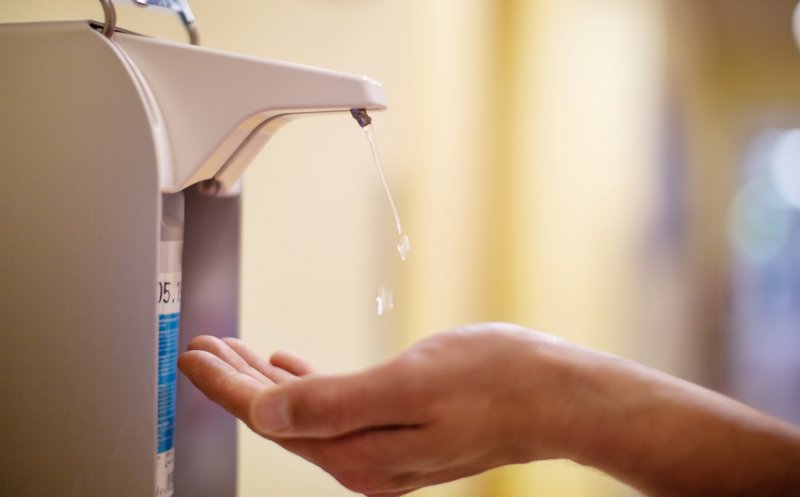 "Vacanța de coronavirus" se apropie de sfârșit. Dispozitive cu dezinfectanți în toate școlile și grădinițele din Cluj-Napoca