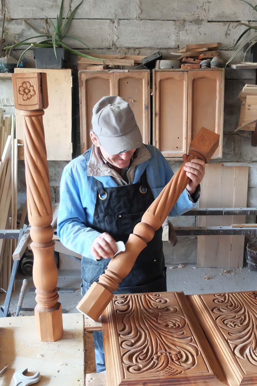 Mobila sculptată cu motive tradiționale face vânzări bune la Cluj