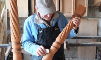 Mobila sculptată cu motive tradiționale face vânzări bune la Cluj