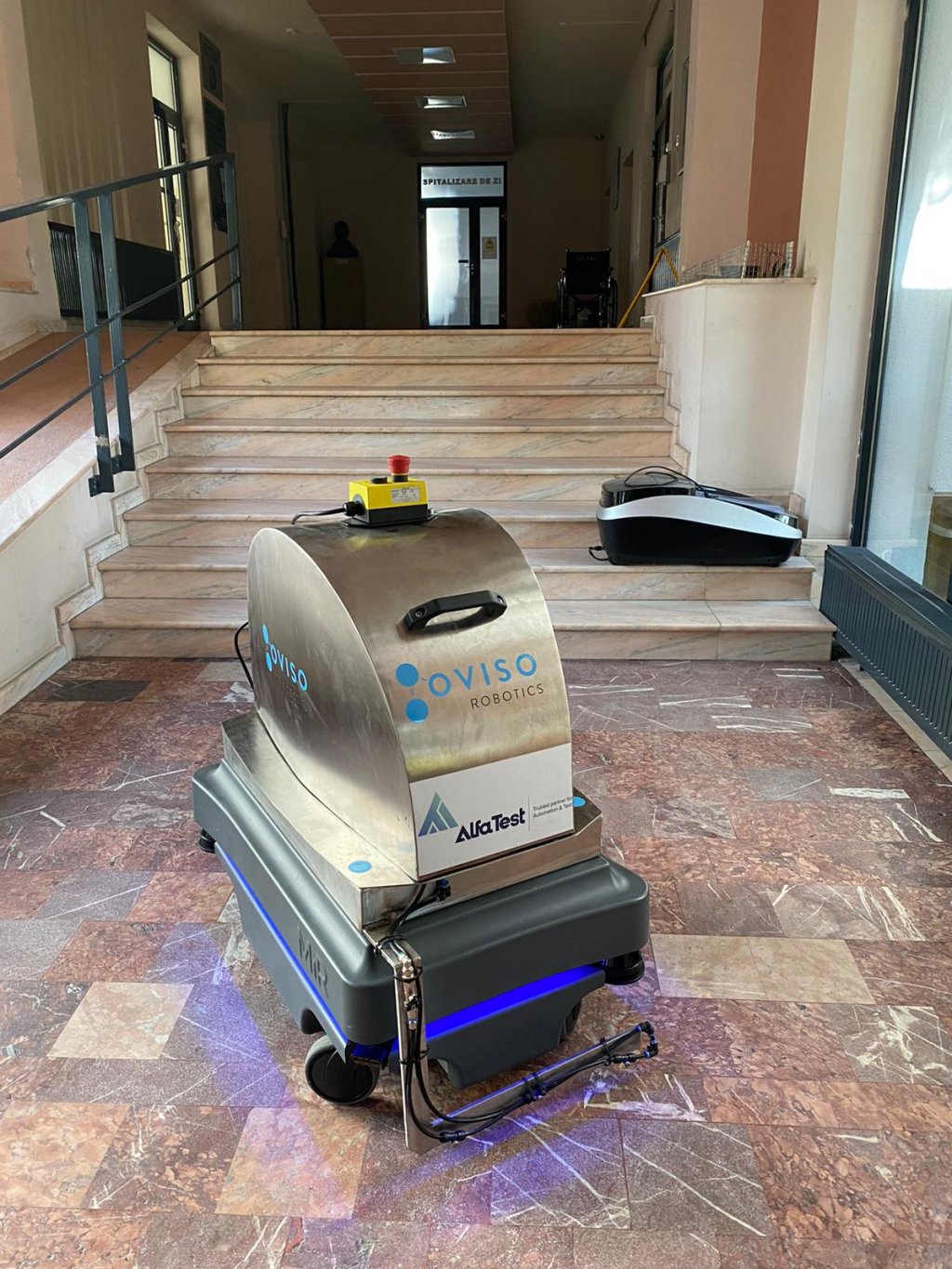 Un robot produs la Cluj lucrează în spital cot la cot cu oamenii