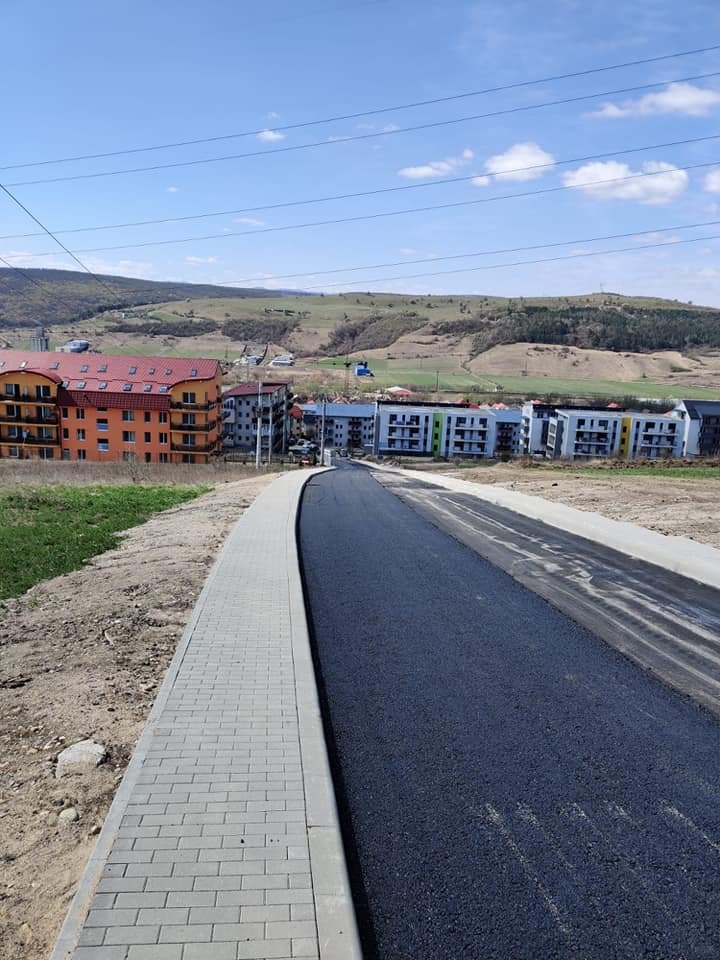 Asfalt pe strada Privighetorii din Baciu
