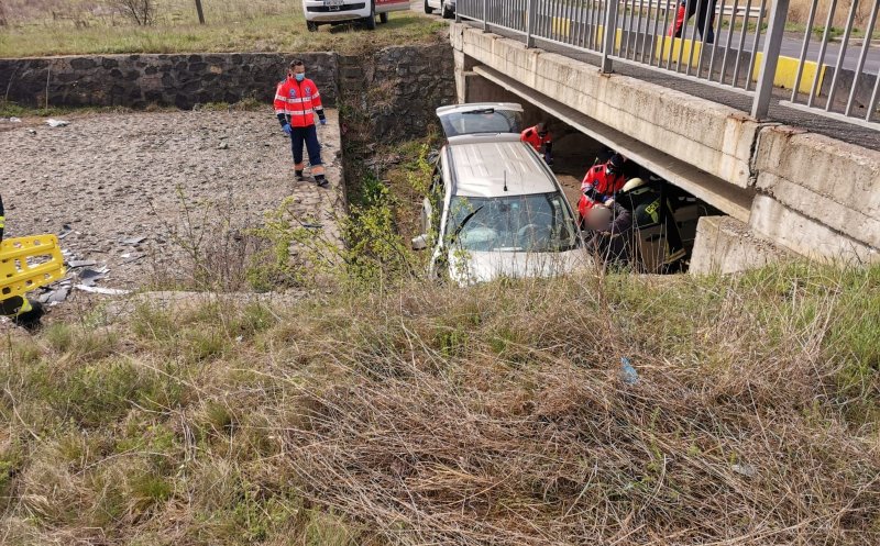 Maşină căzută de pe un pod. Doi răniţi