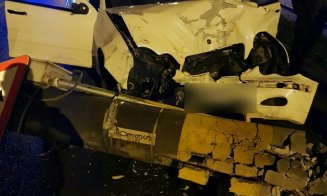 Accident pe Oașului.  A ajuns la spital după ce a "ras" un stâlp cu mașina