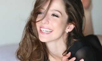 O tânără artistă cu rădăcini la Cluj ia cu asalt lumea filmului şi face senzaţie la Los Angeles